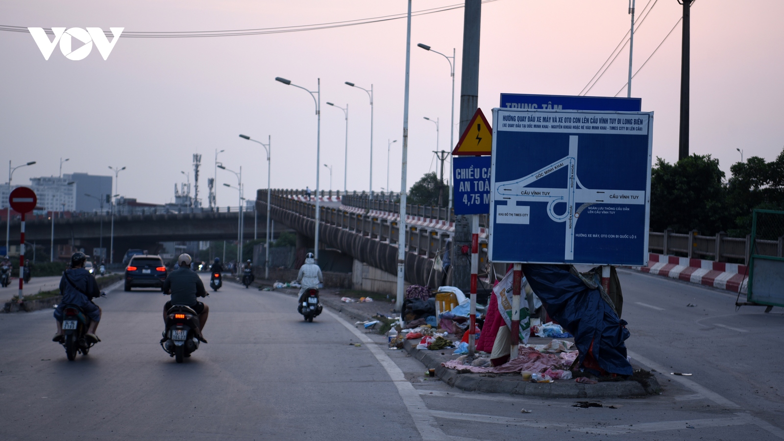 Rác ngổn ngang lối lên cầu Vĩnh Tuy